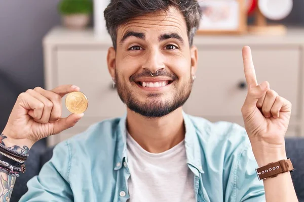 Νεαρός Ισπανός Τατουάζ Κρατώντας Tron Coin Cryptocurrency Χαμογελώντας Μια Ιδέα — Φωτογραφία Αρχείου