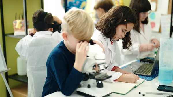 Group Kids Students Using Microscope Laboratory Classroom — Stock Photo, Image