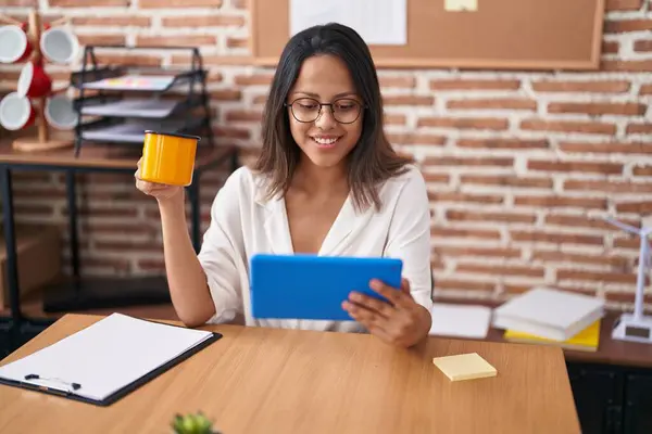 Mujer Hispana Joven Trabajadora Negocios Viendo Video Touchpad Bebiendo Café —  Fotos de Stock