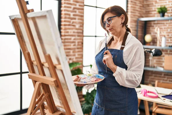 Mujer Mediana Edad Artista Buscando Dibujo Con Expresión Duda Estudio —  Fotos de Stock
