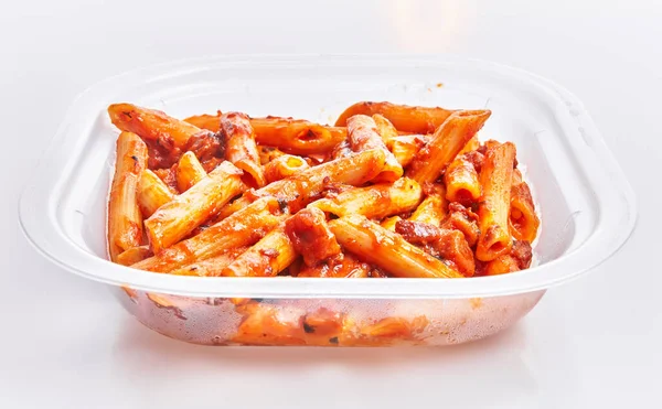 Delicioso Plato Para Llevar Macarrones Italianos Con Salsa Tomate Sobre — Foto de Stock