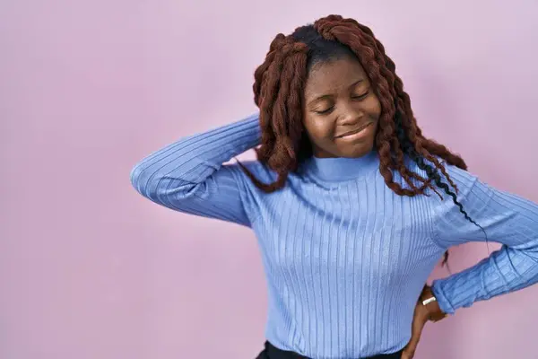 Afrikaanse Vrouw Staande Roze Achtergrond Lijden Aan Nek Pijn Letsel — Stockfoto