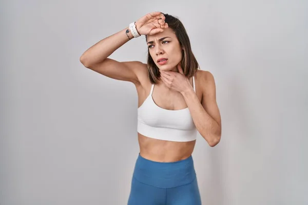 Hispanic Kvinna Bär Sportkläder Över Isolerad Bakgrund Röra Pannan För — Stockfoto