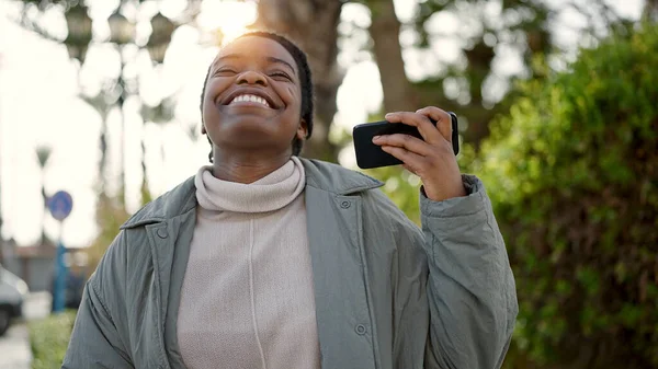 Africká Americká Žena Usmívá Sebevědomě Poslech Hlasové Zprávy Parku — Stock fotografie