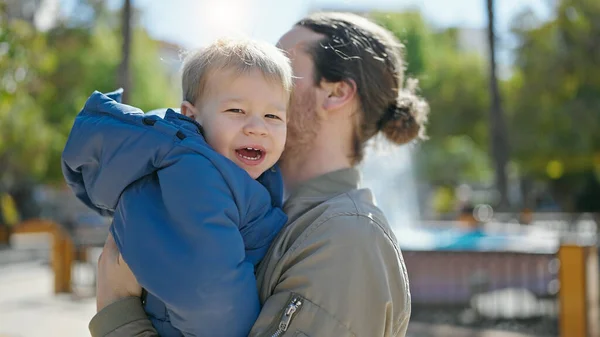 Pai Filho Sorrindo Confiantes Abraçando Uns Aos Outros Parque — Fotografia de Stock