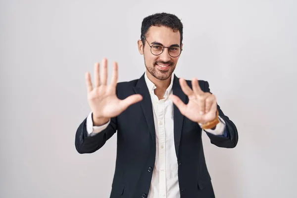 Handsome Business Hispanic Man Standing White Background Showing Pointing Fingers — Stock Photo, Image