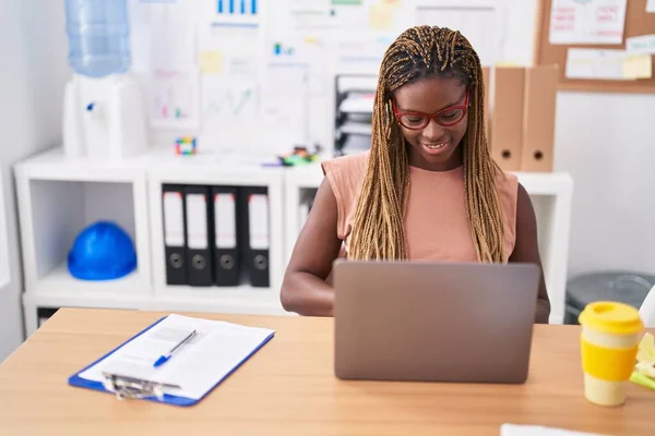 African American Woman Business Worker Using Laptop Working Office — Foto de Stock