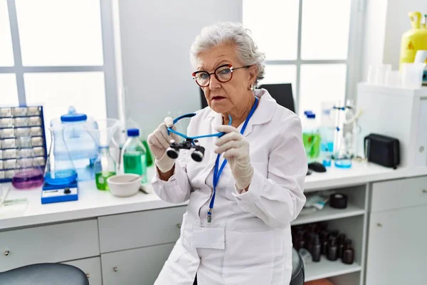 Starsza Kobieta Siwymi Włosami Pracująca Laboratorium Przy Użyciu Okularów Powiększających — Zdjęcie stockowe