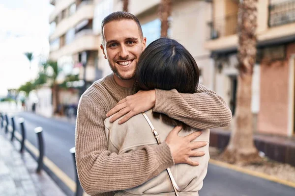 Hombre Mujer Pareja Sonriendo Confiados Abrazándose Pie Calle —  Fotos de Stock