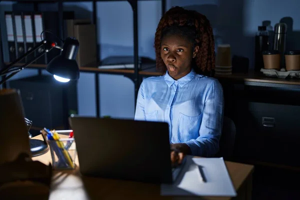 Geceleri Ofiste Çalışan Afrikalı Bir Kadın Dudaklarıyla Balık Suratı Yapıyor — Stok fotoğraf