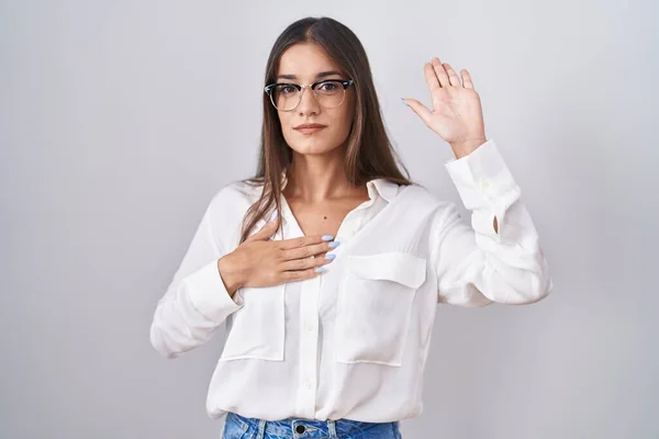 Ung Brunett Kvinna Bär Glasögon Svär Med Handen Bröstet Och — Stockfoto