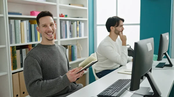 Zwei Männer Studieren Bibliotheksuniversität Mit Computerlesebuch — Stockfoto