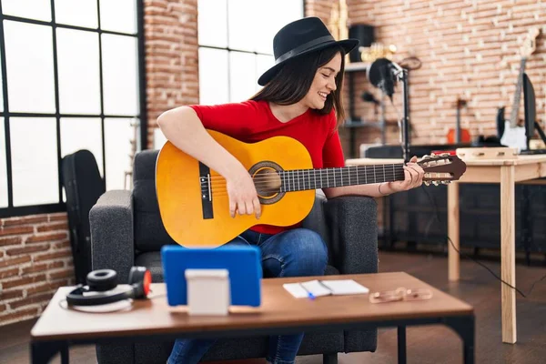 Joven Mujer Músico Teniendo Línea Clásica Lección Guitarra Estudio Música — Foto de Stock