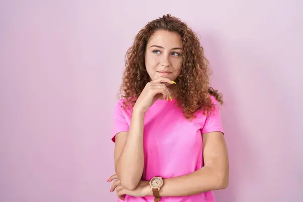 Young Caucasian Woman Standing Pink Background Hand Chin Thinking Question — Stock fotografie