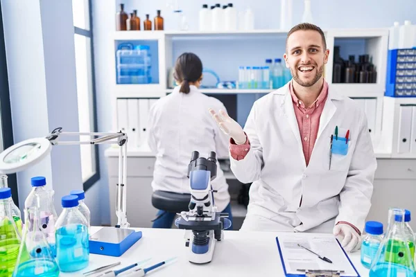 Bilim Laboratuarında Çalışan Genç Adam Başarıyı Mutlu Bir Gülümseme Kazanan — Stok fotoğraf