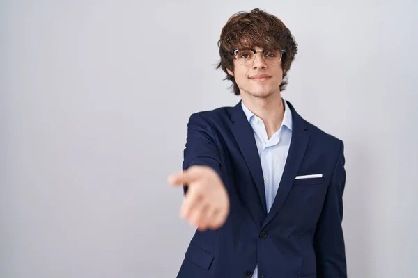 Ισπανόφωνος Επιχειρηματίας Νεαρός Άνδρας Φορώντας Γυαλιά Χαμογελώντας Χαρούμενα Προσφέροντας Παλάμη — Φωτογραφία Αρχείου