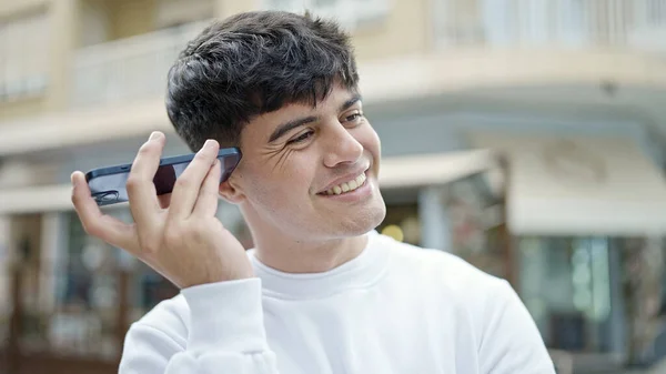 Νεαρός Ισπανός Ακούει Φωνητικό Μήνυμα Στη Βεράντα Της Καφετέριας — Φωτογραφία Αρχείου