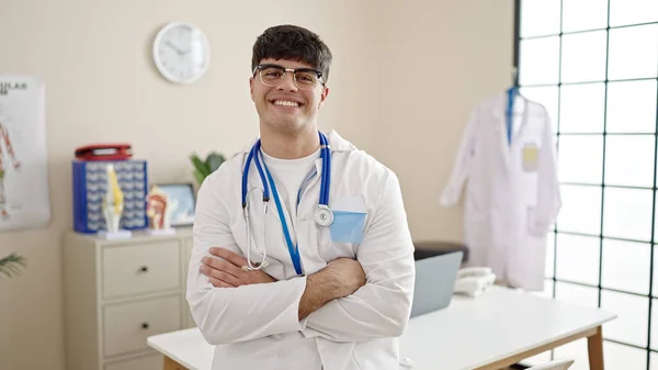 Νεαρός Ισπανός Γιατρός Χαμογελά Σίγουρος Στέκεται Χέρια Σταυρωμένα Χειρονομία Στην — Φωτογραφία Αρχείου