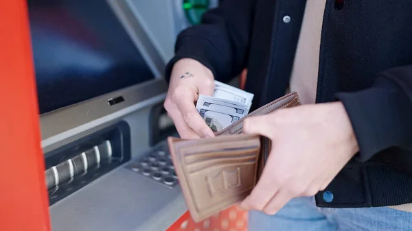 年轻的阿拉伯人在街上拿着一块钱的银行机器 — 图库照片