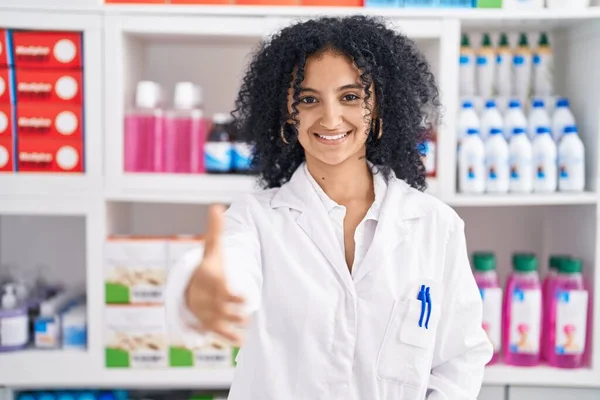 Young Hispanic Woman Pharmacist Smiling Confident Shake Hands Pharmacy — ストック写真