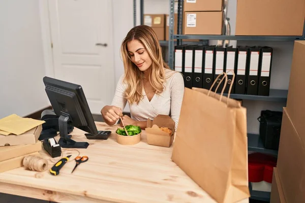 Young Blonde Woman Ecommerce Business Worker Eating Salad Office — Stock Photo, Image