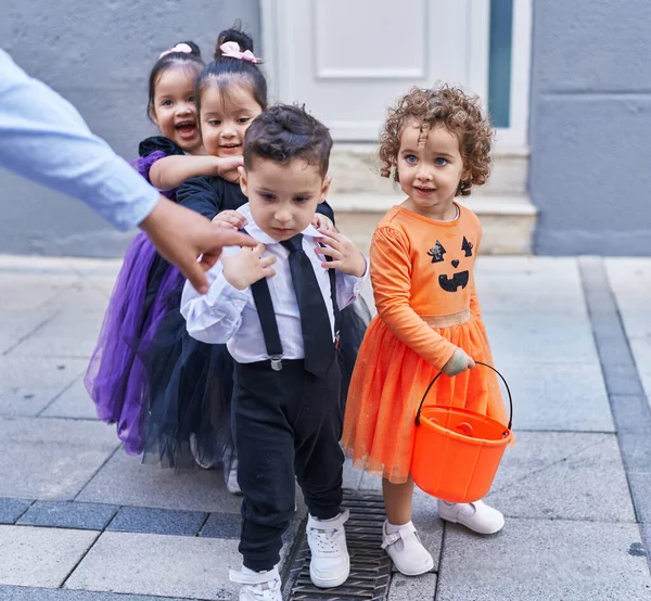 街上一群穿着夹杂着南瓜篮服装的孩子 — 图库照片
