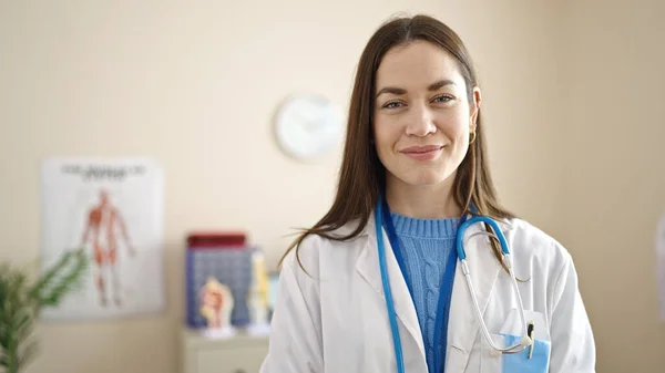 Klinikte Kendine Gülen Beyaz Kadın Doktor — Stok fotoğraf