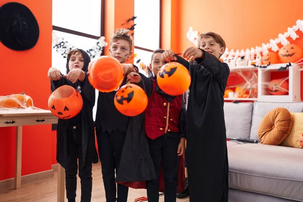 ハロウィンの衣装を着ている子供たちのグループが自宅でキャンディーを求めて — ストック写真