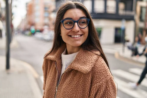 Joven Mujer Hispana Sonriendo Confiada Pie Calle —  Fotos de Stock