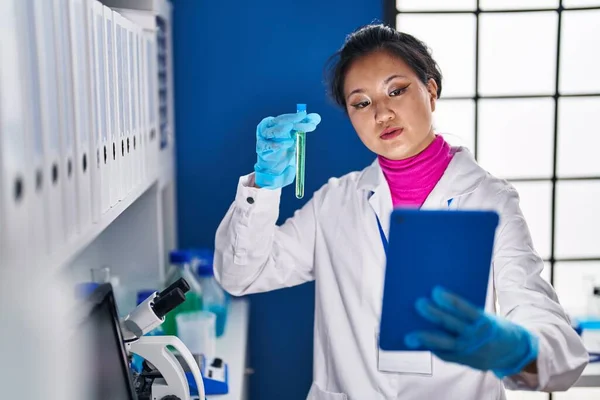 Young Chinese Woman Scientist Holding Test Tube Having Video Call — Stock Photo, Image