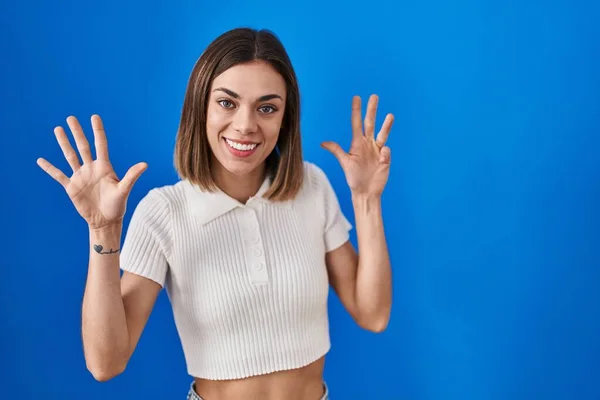 Hispanic Woman Standing Blue Background Showing Pointing Fingers Number Nine — Stock Fotó