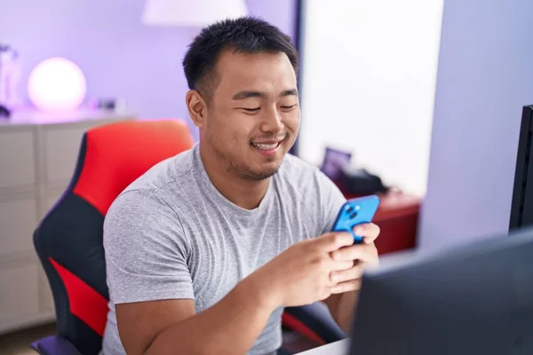 Joven Hombre Chino Streamer Utilizando Computadora Teléfono Inteligente Sala Juegos —  Fotos de Stock