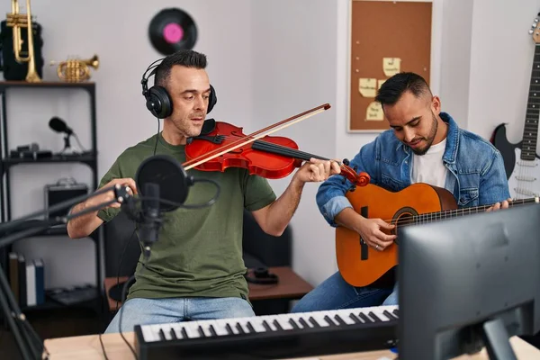 Due Musicisti Uomini Che Suonano Chitarra Classica Violino Allo Studio — Foto Stock