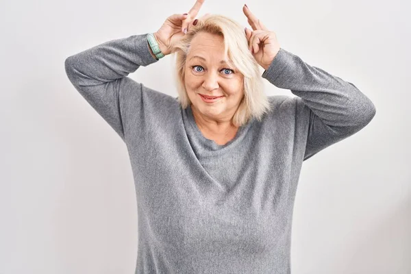 Beyaz Arka Planda Duran Orta Yaşlı Beyaz Bir Kadın Komik — Stok fotoğraf