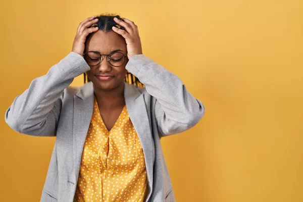 Африканская Американка Косичками Желтом Фоне Страдает Головной Боли Отчаянии Стрессе — стоковое фото