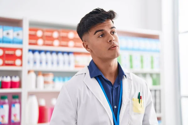 Молодой Испаноязычный Фармацевт Стоящий Серьезным Выражением Лица Аптеке — стоковое фото