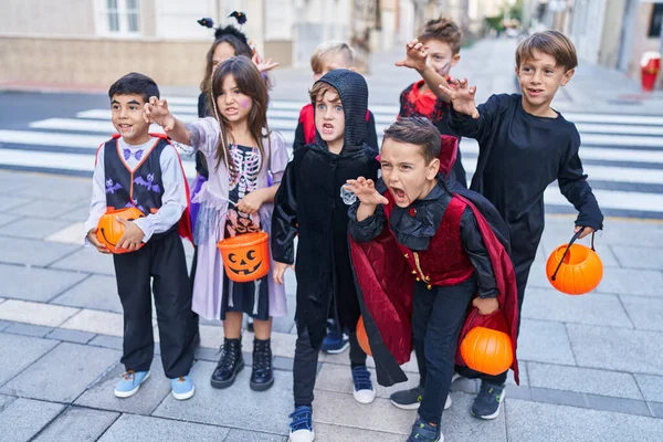 Egy Csapat Halloween Jelmezes Gyerek Ijesztő Gesztust Csinál Utcán — Stock Fotó