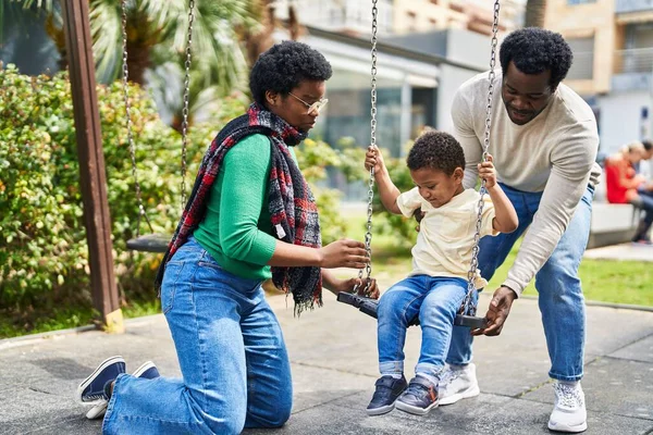 Африканская Американская Семья Играет Качелях Детской Площадке — стоковое фото