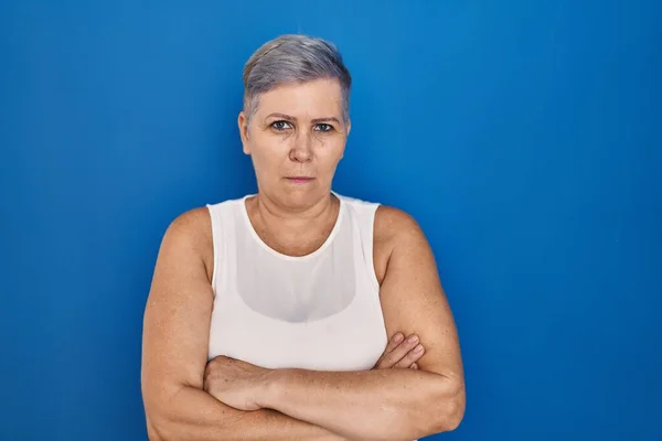 Καυκάσια Γυναίκα Μέσης Ηλικίας Που Στέκεται Πάνω Από Μπλε Φόντο — Φωτογραφία Αρχείου