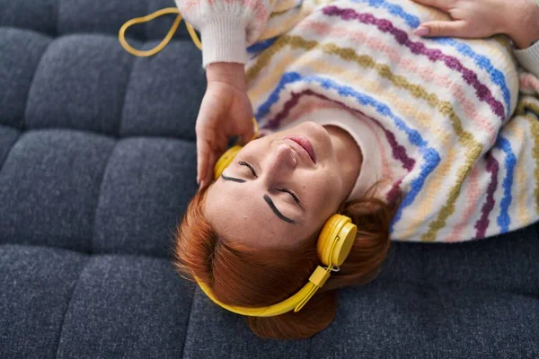 Young Caucasian Woman Listening Music Lying Sofa Home — Stock fotografie