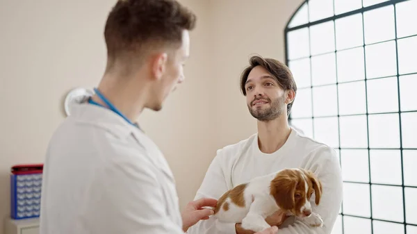 Dois Homens Acariciando Cão Falando Clínica Veterinária — Fotografia de Stock