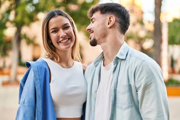 Junger Mann Und Junge Frau Lächeln Selbstbewusst Zusammen Auf Der — Stockfoto