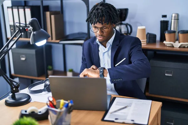 Africano Americano Homem Trabalhador Negócios Usando Laptop Olhando Relógio Escritório — Fotografia de Stock