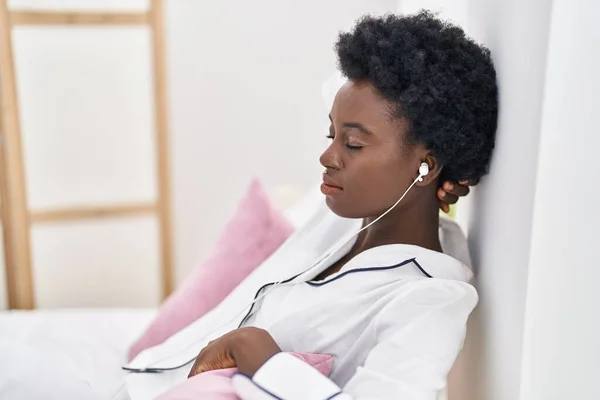 Молодая Африканская Американка Слушает Музыку Сидя Кровати Спальне — стоковое фото