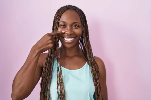 Африканская Американка Стоящая Розовом Фоне Указывая Пальцем Руки Лицо Нос — стоковое фото