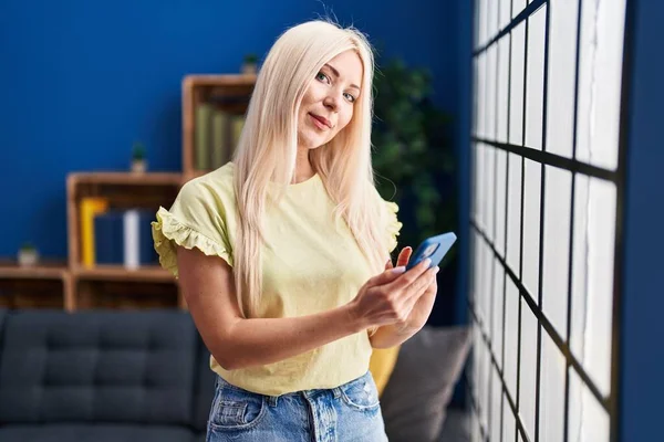 Mladá Blondýna Žena Usměvavá Sebevědomě Pomocí Smartphone Doma — Stock fotografie