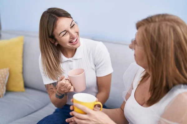 Mother Daughter Drinking Coffee Sitting Sofa Home — Foto Stock