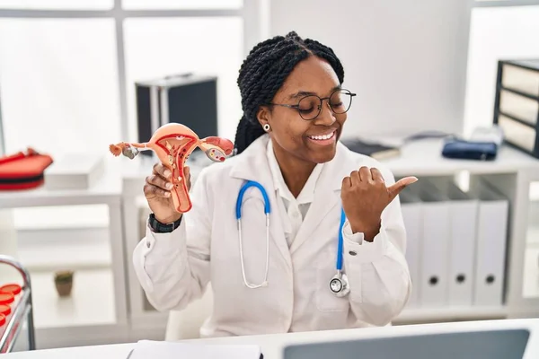 Medico Afroamericano Donna Possesso Modello Anatomico Organo Genitale Femminile Che — Foto Stock