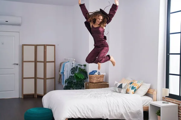 Jonge Vrouw Glimlachen Zelfverzekerd Springen Bed Slaapkamer — Stockfoto