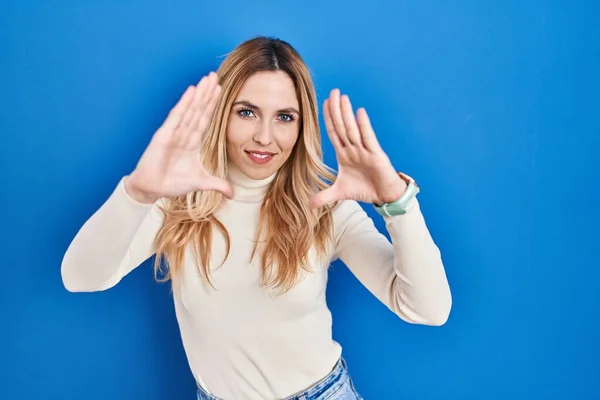 Mavi Arka Plan Üzerinde Duran Genç Beyaz Kadın Parmakları Kullanarak — Stok fotoğraf